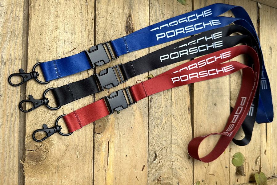 elegante lanyards in verschillende kleuren voor Porsche met zwarte metalen buckle en haakt